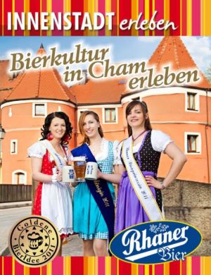 Unsere drei Bierhohheiten Franziska I., Lisa und Marina posieren vor dem Chamer Biertor!